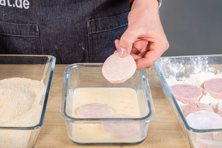 Jagwurst in Ei-Milch-Mischung wenden