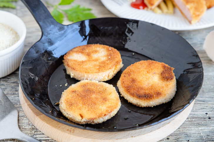 Jägerschnitzel panieren