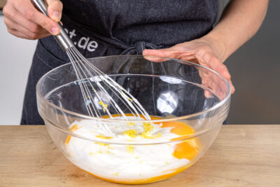 Eigelb mit Joghurt und Zitronenabrieb vermengen