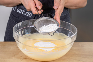 Puddingpulver zum Teig sieben
