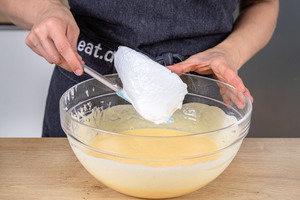 Eischnee unter Ei-Joghurt-Masse heben