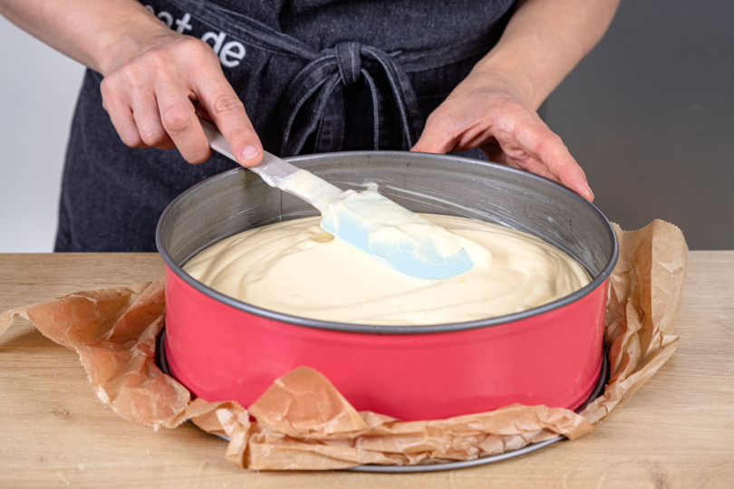 Teig für Joghurtkuchen mit 500 g Joghurt in Springform verstreichen