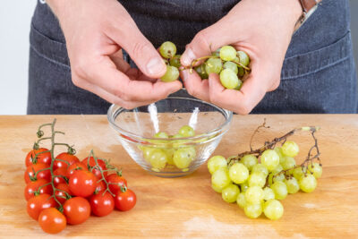 Weinbeeren abzupfen
