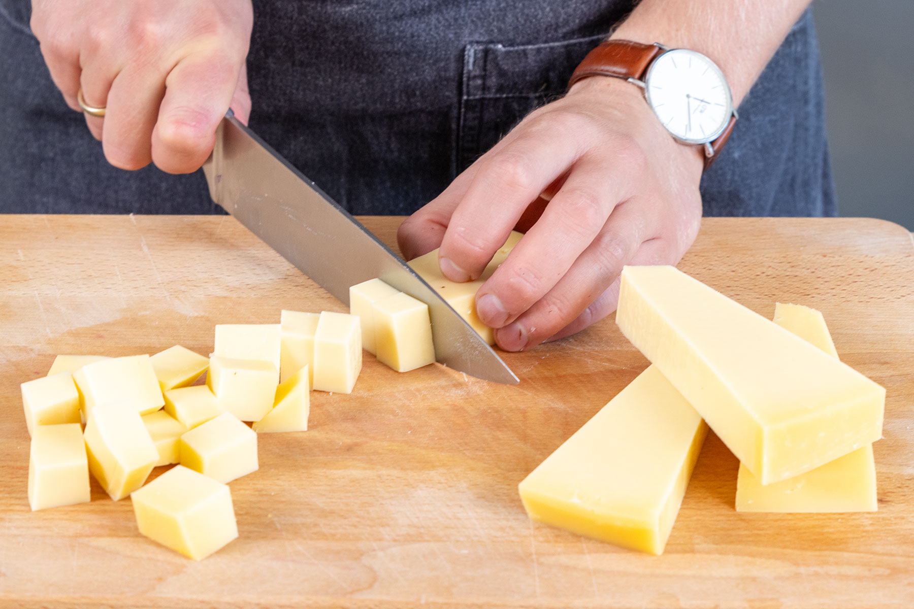 Käse in Würfel schneiden