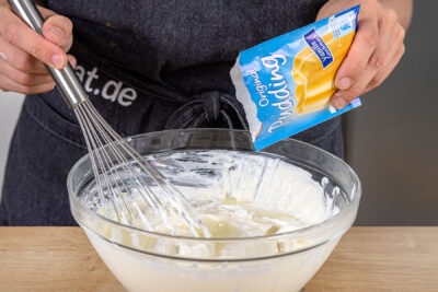 Puddingpulver zum Teig geben