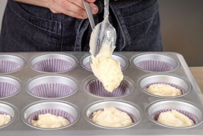 Teig für Käsekuchen-Muffins ohne Boden in Muffinform füllen