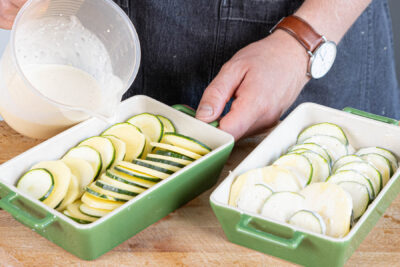 Gratinmasse in die Auflaufform gießen