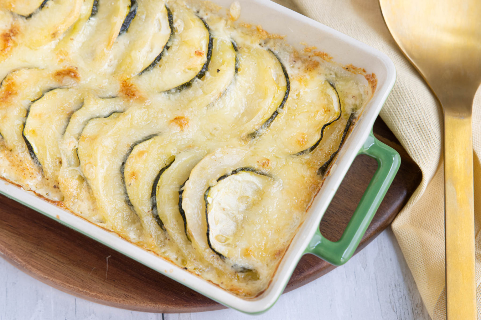 Vegetarischer Kartoffel-Zucchini-Auflauf mit Feta | Rezept - eat.de