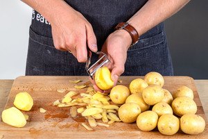 Kartoffeln schälen