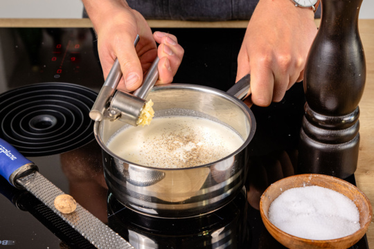 Soße für Kartoffelgratin aus dem Dutch Oven zubereiten