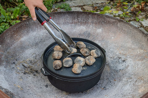Briketts auf dem Deckel verteilen