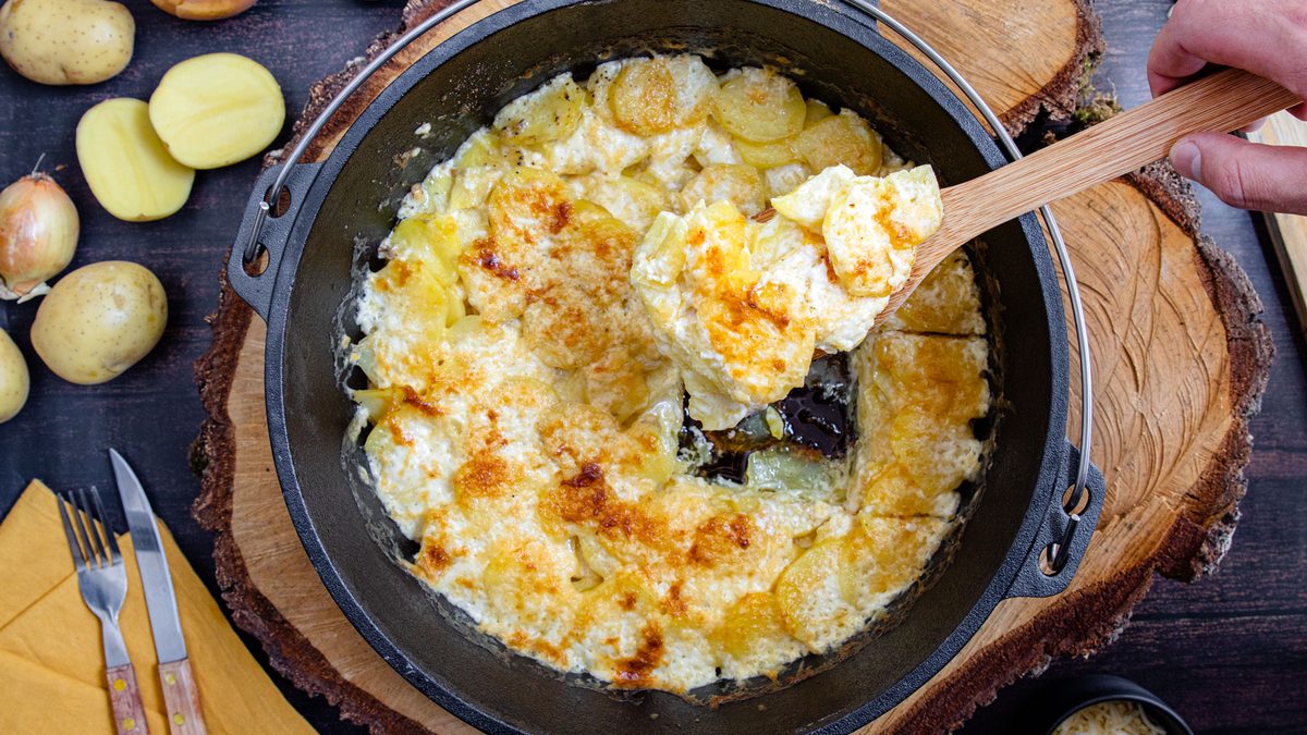 Kartoffelgratin aus dem Dutch Oven | Rezept - eat.de