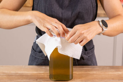 Kombucha mit Küchentuch abdecken