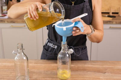 Kombucha mit Ingwer & Zitronensaft mischen