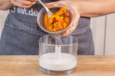Kürbis in den Mixer geben