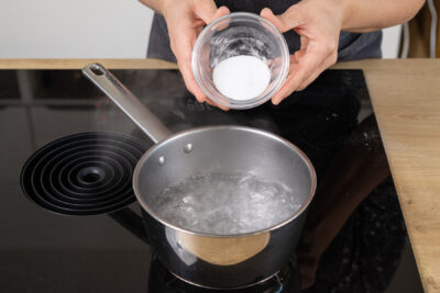 Natron ins Wasser geben