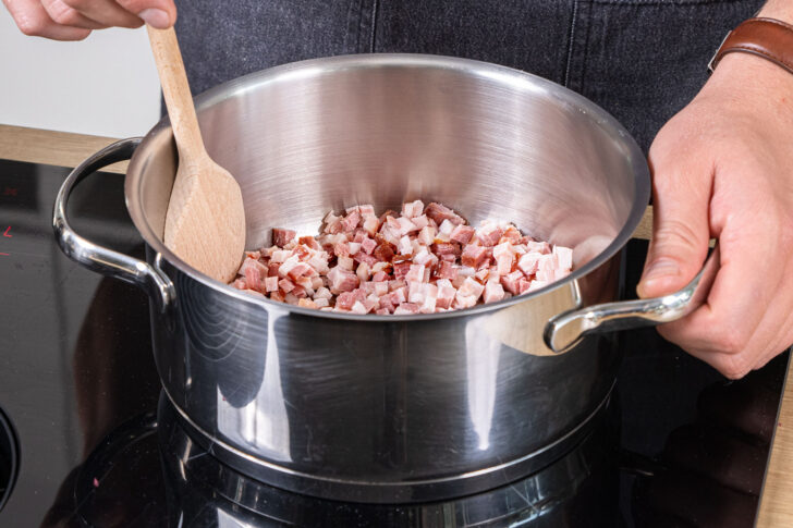 Speck im Topf anrösten