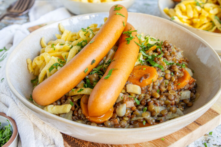 Linsen mit Spätzle und Saitenwürstchen