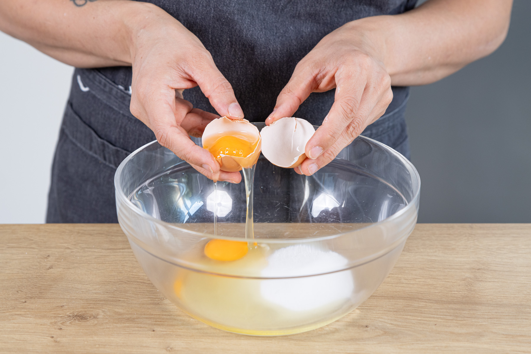 Eier in die Schüssel geben
