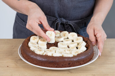 Bananen auf den Kuchenboden legen