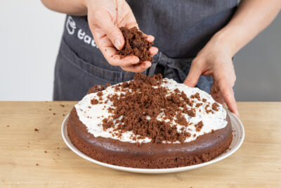 Maulwurfkuchen mit Brösel bedecken