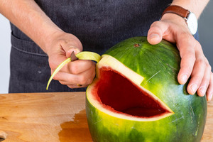 Melonenschale abschneiden