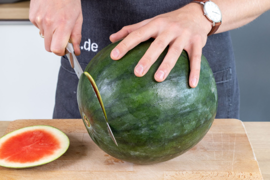 Enden der Melone abschneiden