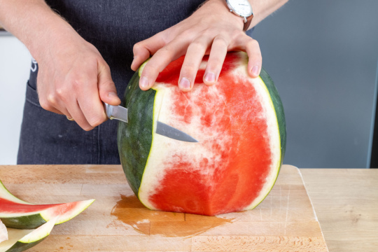 Melonenschale abschneiden