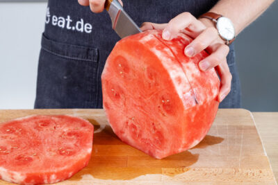 Melonenscheiben abschneiden