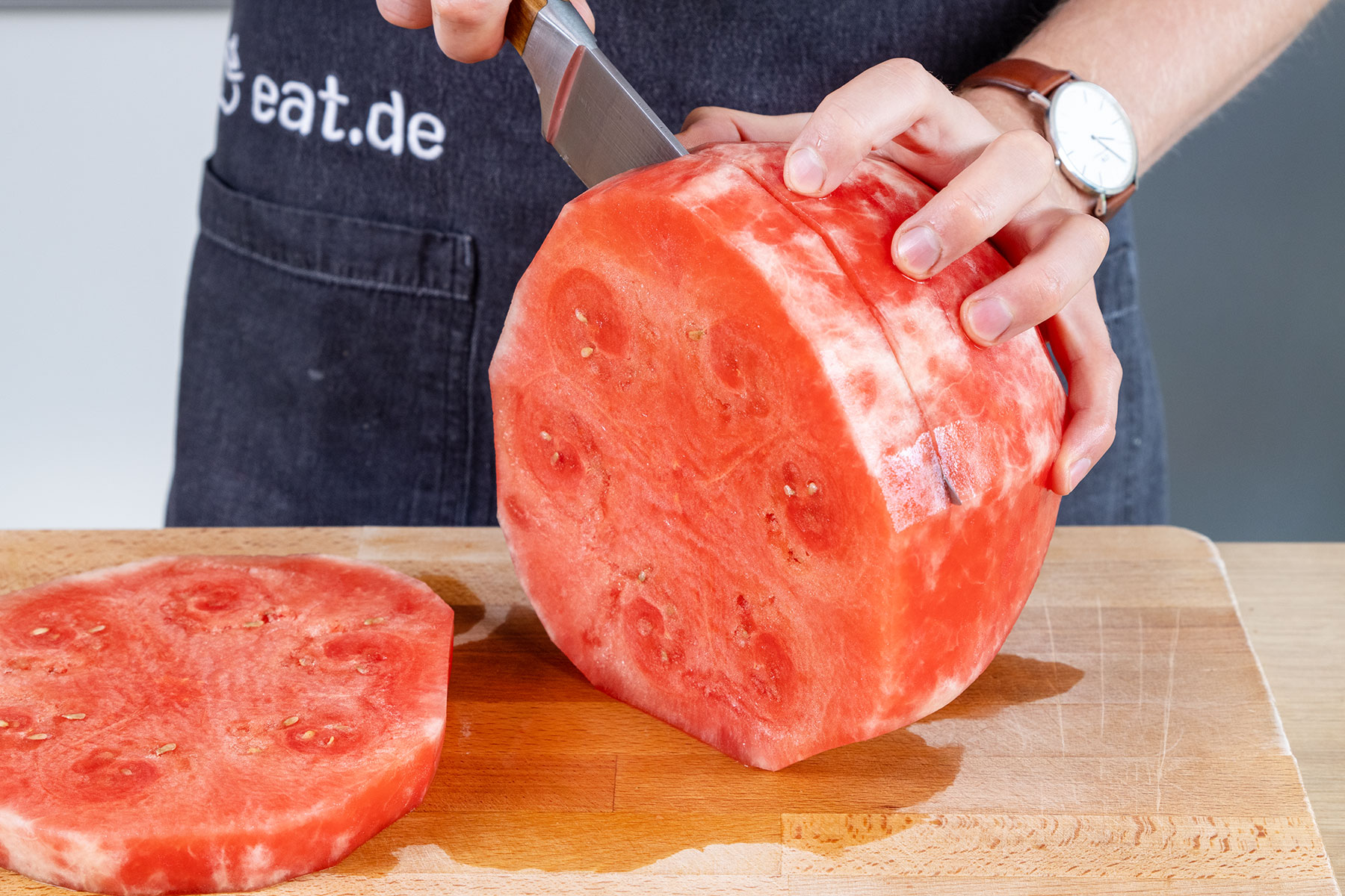 Melonenscheiben abschneiden