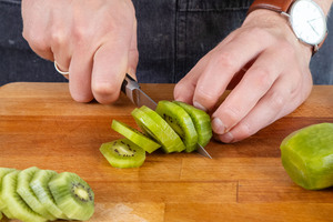 Kiwi in Scheiben schneiden