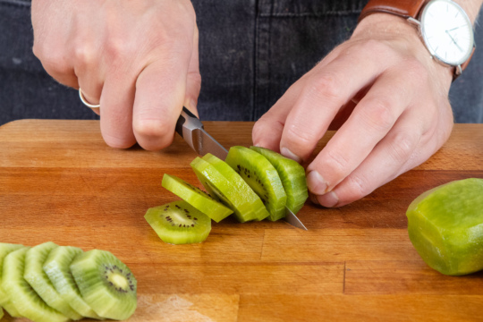 Kiwi in Scheiben schneiden