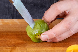 Kiwi zackig einschneiden