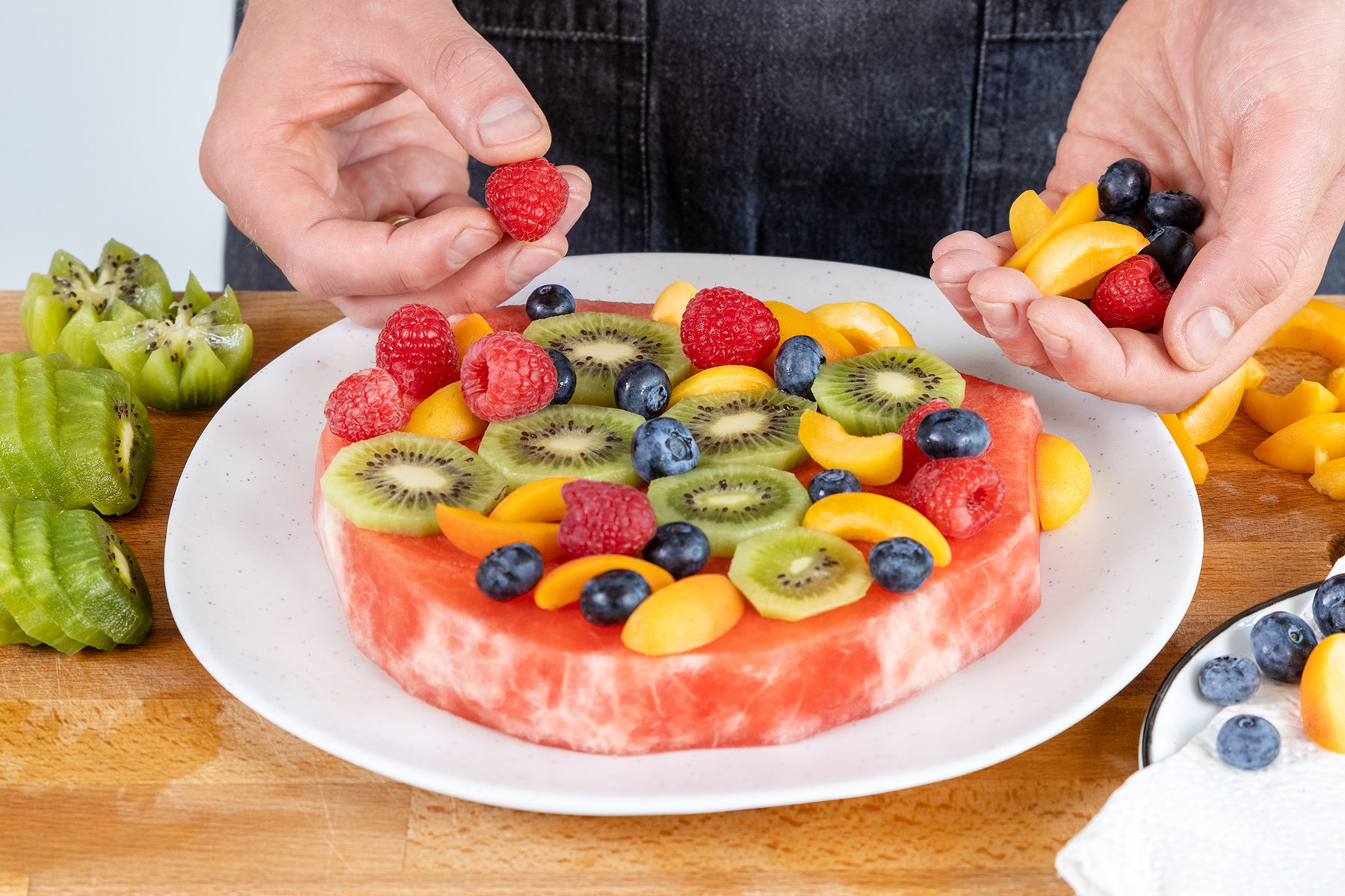 Melonenschicht mit Obst belegen