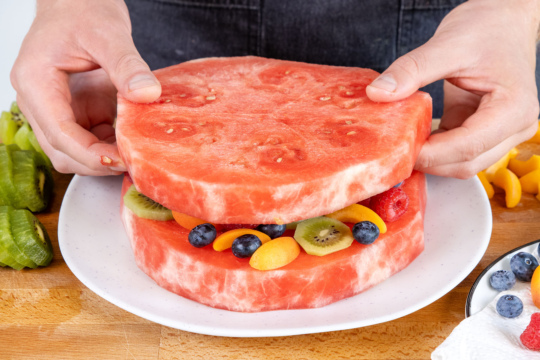 zweite Melonenschicht auf die Melonentorte geben