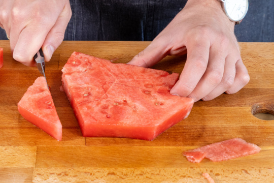 Zahl aus den Melonenresten schneiden