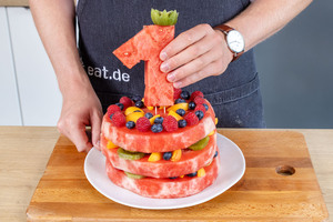 Zahl auf die Melonentorte stecken