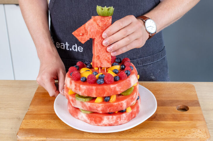 Zahl auf die Melonentorte stecken