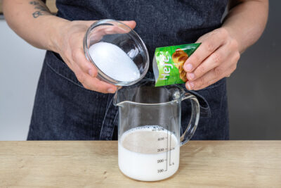 Trockenhefe mit Zucker und Milch mischen