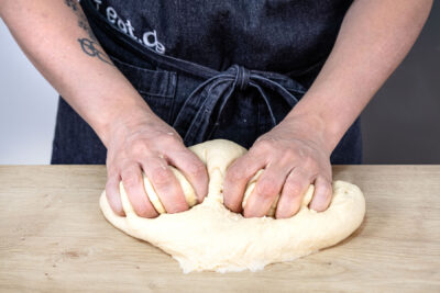 Teig für Mohnschnecken kneten