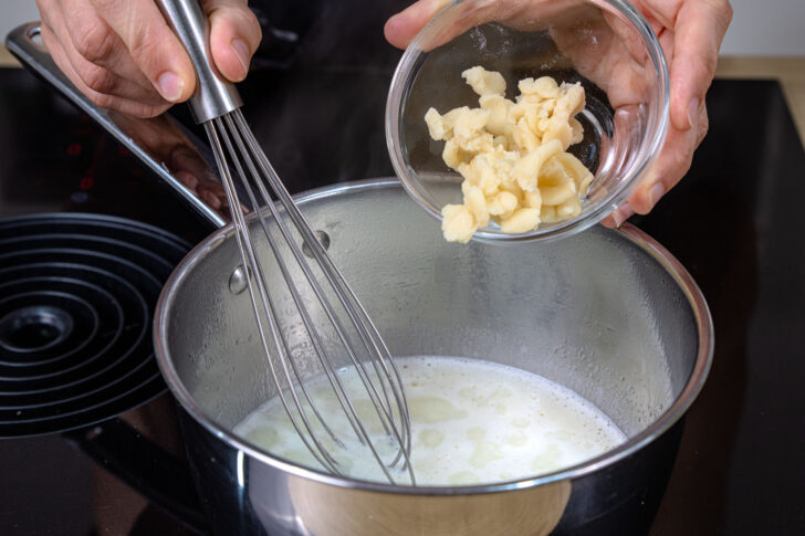 Marzipan Rohmasse in Milchmischung geben