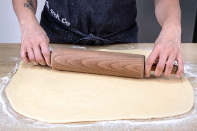 Teig für Mohnschnecken ausrollen