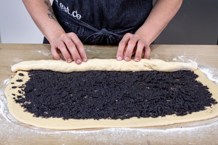 Teig für Mohnschnecken aufrollen