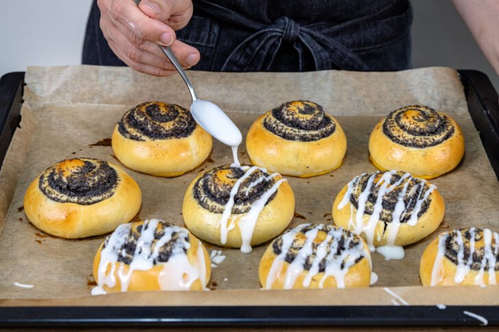 Mohnschnecken mit Zuckerguss dekorieren