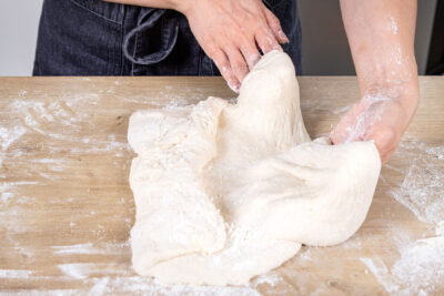 Teig für No-Knead-Bread falten