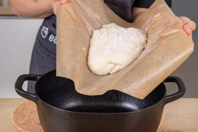 No-Knead-Bread in den gusseisernen Topf geben