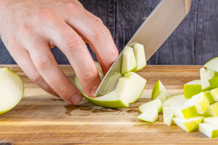 Apfel schälen