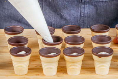 Creme in die Waffel spritzen