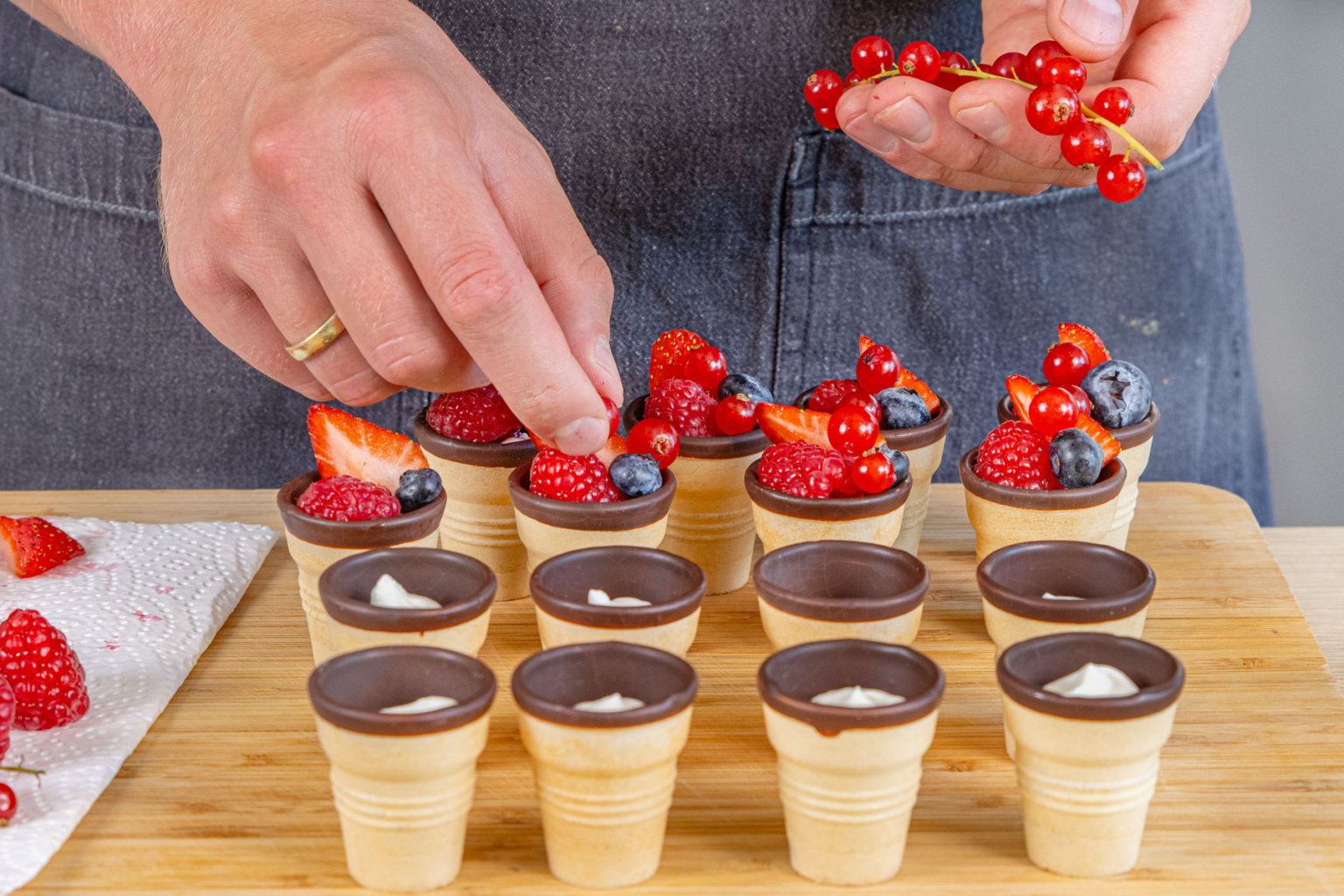 Obst im Waffelbecher