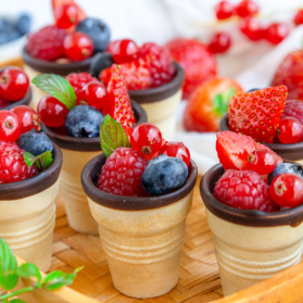 Obst im Waffelbecher